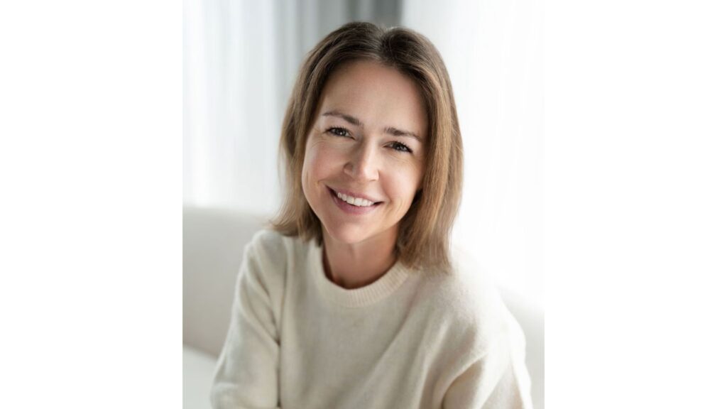 Headshot of Caroline Elliott